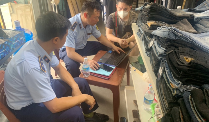 Quảng Ninh: Tạm giữ gần 500 sản phẩm may mặc có dấu hiệu giả mạo nhãn hiệu