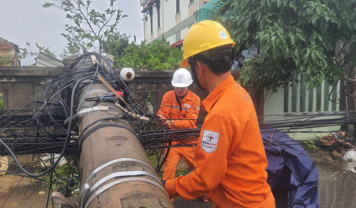 Công ty Điện lực Quảng Trị khẩn trương cấp điện trở lại sau bão Noru