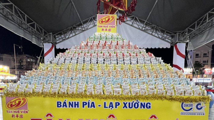 Độc đáo “Tháp bánh kim sa” tại Ngày hội bánh Pía Sóc Trăng