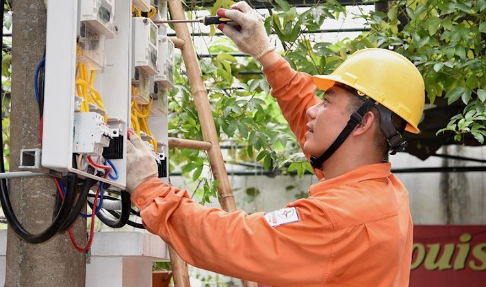 EVNHANOI lắp đặt 100% công tơ điện tử cho khách hàng