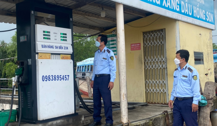 Tiếp nhận thông tin cửa hàng xăng dầu có dấu hiệu găm hàng, QLTT Tiền Giang nhanh chóng vào cuộc kiểm tra