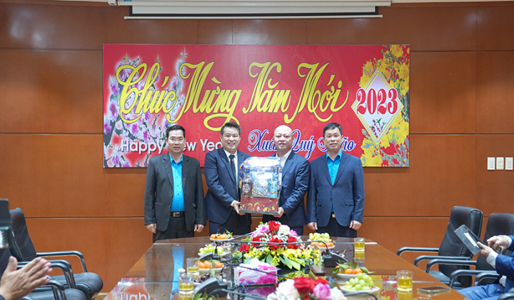 VINACHEM: Mang Tết sớm đến với người lao động Công ty Ắc quy Tia Sáng và DAP - Vinachem