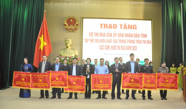 Chi cục Hải quan Hưng Yên nhận Cờ thi đua của UBND tỉnh Hưng Yên