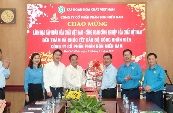 Tổng giám đốc VINACHEM thăm, chúc Tết, tặng quà Người lao động khu vực phía Nam