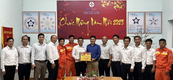 Truyền tải điện 3 vừa đảm bảo quản lý vận hành lưới điện, vừa tổ chức các hoạt động vui Xuân - đón Tết