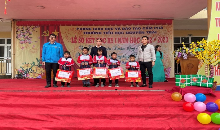 Đoàn Thanh niên Nhiệt điện Mông Dương tặng quà Tết Nguyên đán Quý Mão năm 2023