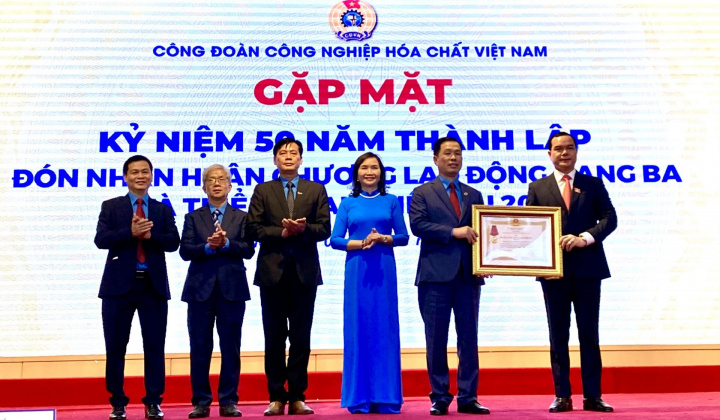 Công đoàn Công nghiệp Hóa chất Việt Nam: Đón nhận Huân chương Lao động hạng Ba