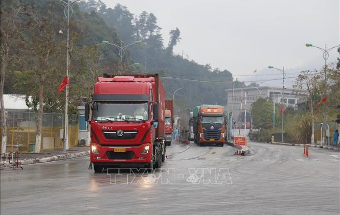 Khôi phục toàn diện hoạt động xuất nhập khẩu, xuất nhập cảnh qua Cửa khẩu Hữu Nghị
