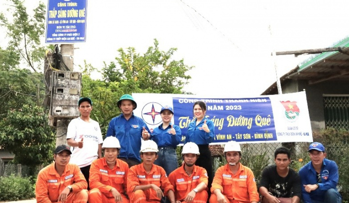 Thanh niên Thủy điện An Khê - Ka Nak tiếp tục “Thắp sáng đường quê” làng Xà Tang