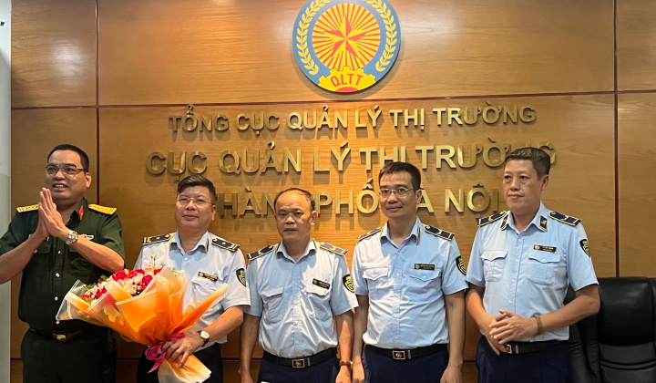 Khen thưởng đột xuất các đội quản lý thị trường đã phát hiện số lượng lớn pháo hoa có dấu hiệu giả mạo