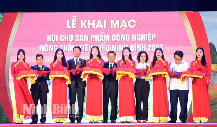 Ninh Bình chính thức khai mạc Hội chợ sản phẩm công nghiệp nông thôn tiêu biểu
