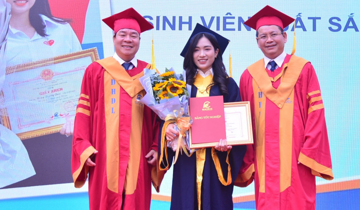 Những nụ cười rạng rỡ trong Lễ tốt nghiệp Trường Đại học Điện lực