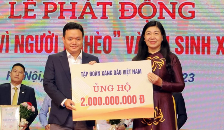 Petrolimex: Trao tặng 2 tỷ đồng ủng hộ Quỹ “Vì người nghèo” thành phố Hà Nội