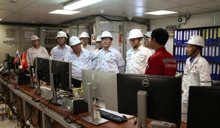 Đoàn công tác của Bộ Công Thương làm việc tại giàn CNTT-2 mỏ Bạch Hổ