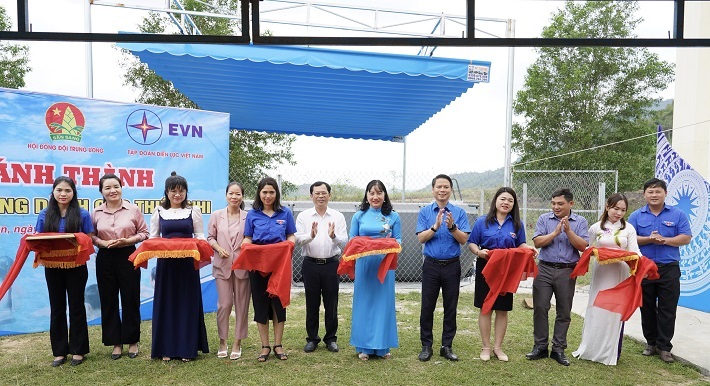 Thủy điện Sông Ba Hạ hỗ trợ bể bơi di động cho học sinh miền núi xã Suối Trai