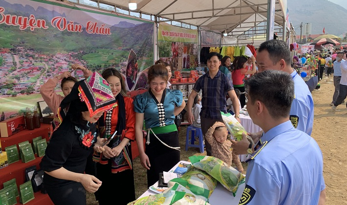 Tăng cường kiểm tra, kiểm soát thị trường dịp Ngày hội hoa Sơn Tra 2023