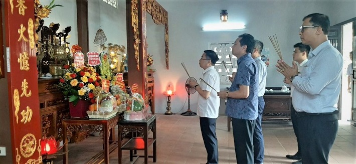 Lãnh đạo Vinatex dâng hương kỷ niệm ngày Truyền thống