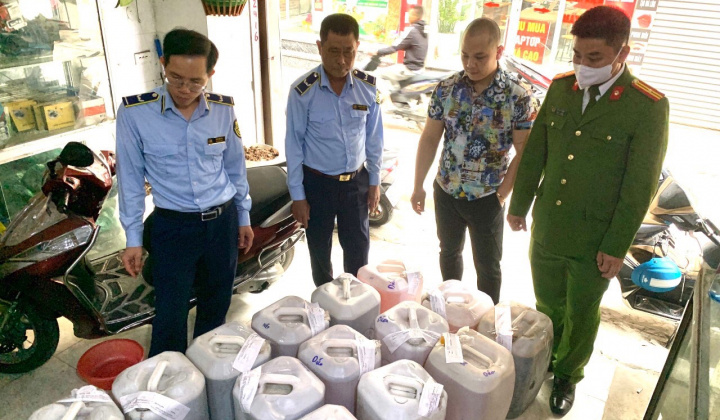 Hà Nội: Phát hiện và thu giữ hơn 500 lít rượu màu thủ công không rõ nguồn gốc