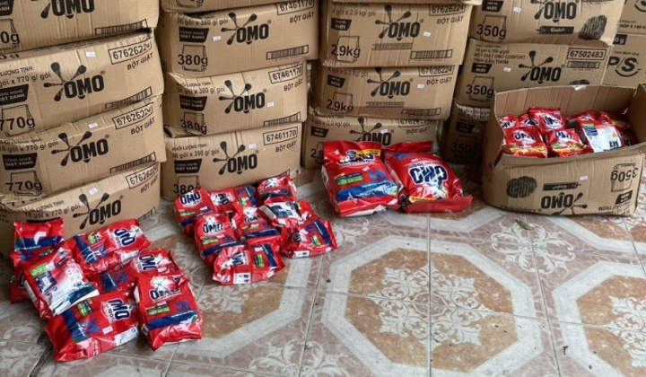 Thu giữ lượng lớn kem đánh răng và bột giặt có dấu hiệu giả mạo nhãn hiệu P/S và OMO tại Hải Dương