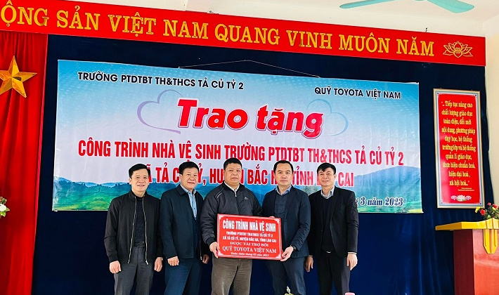 Quỹ Toyota Việt Nam xây dựng và cải tạo nhà vệ sinh cho các trường học tại vùng sâu vùng xa