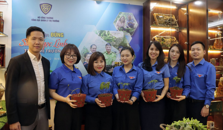 Thanh niên Quản lý thị trường tìm hiểu để nhận diện đúng sâm Ngọc Linh