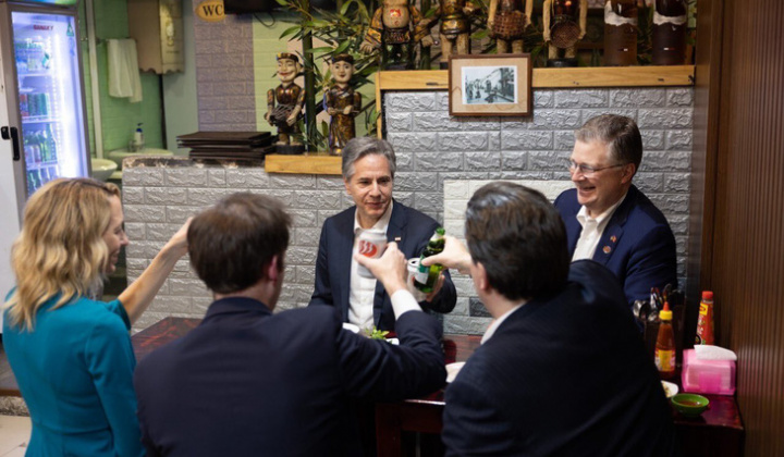 Ngoại trưởng Hoa Kỳ Antony Blinken thưởng thức cơm tay cầm và uống bia Saigon