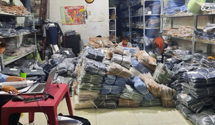 Kiểm tra shop online trên Facebook, phát hiện hàng ngàn quần kaki giả mạo nhãn hiệu Under Armour