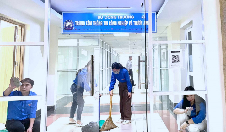 Trung tâm Thông tin Công nghiệp và Thương mại hưởng ứng phong trào “Công sở văn minh, xanh - sạch - đẹp”