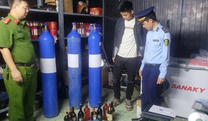 Thu giữ hơn 12.000 quả bóng và trên 100 bình khí cười tại Quảng Ninh