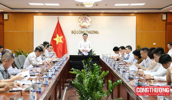 Quyết liệt thực hiện các giải pháp để đảm bảo nguồn cung xăng dầu