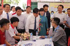 Giải pháp thúc đẩy cơ hội tiếp cận thị trường lao động cho sinh viên sau tốt nghiệp