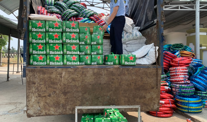 Tạm giữ gần 1.900 chai bia Heineken khi đang vận chuyển qua địa phận tỉnh Phú Yên