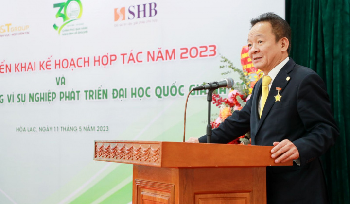 Doanh nhân Đỗ Quang Hiển nhận kỷ niệm chương Vì sự nghiệp phát triển ĐHQGHN