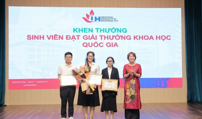 IUH: Vinh danh, khen thưởng các giảng viên, sinh viên tham gia hoạt động khoa học và công nghệ năm 2022