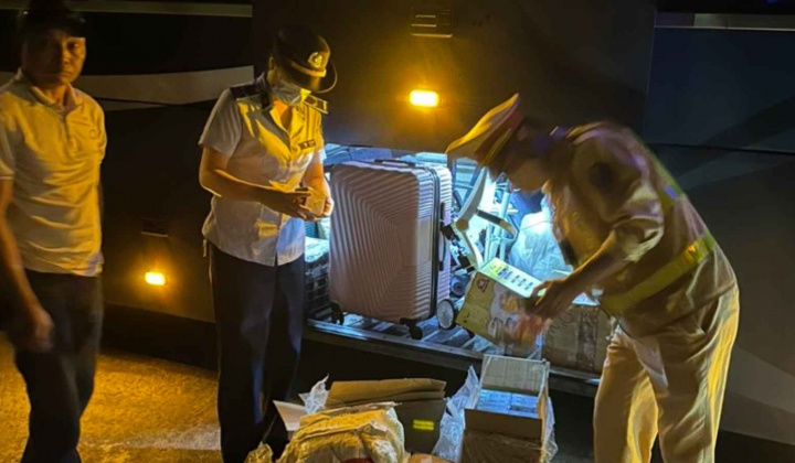 Kiểm tra, phát hiện 700 sản phẩm thuốc lá điện tử trên xe chở khách