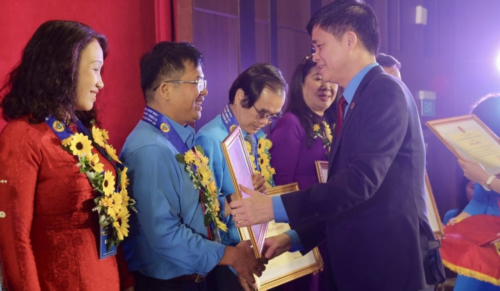Công đoàn Phân bón Dầu khí Cà Mau vinh dự nhận khen thưởng cấp Nhà nước
