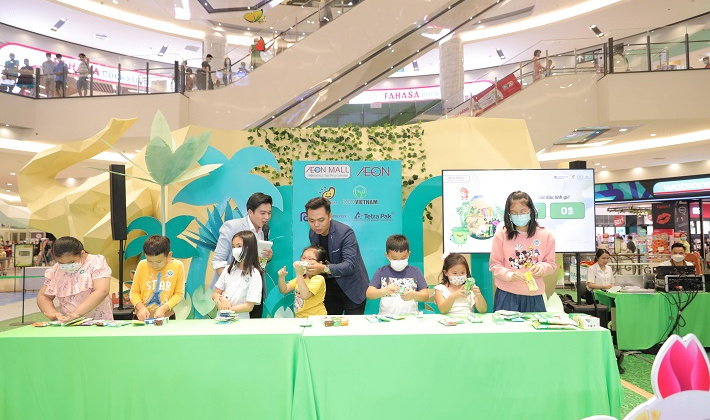 Thu gom và tái chế vỏ hộp giấy đựng đồ uống đã qua sử dụng tại AEON MALL ở Hà Nội