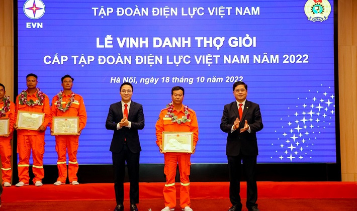 Công nhân Truyền tải điện Đắk Lắk với những “sáng kiến nhỏ, hiệu quả cao”