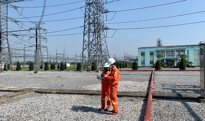 “Lính truyền tải điện” căng mình đảm bảo vận hành trạm biến áp khi nhiệt độ ngoài trời trên 46 độ C