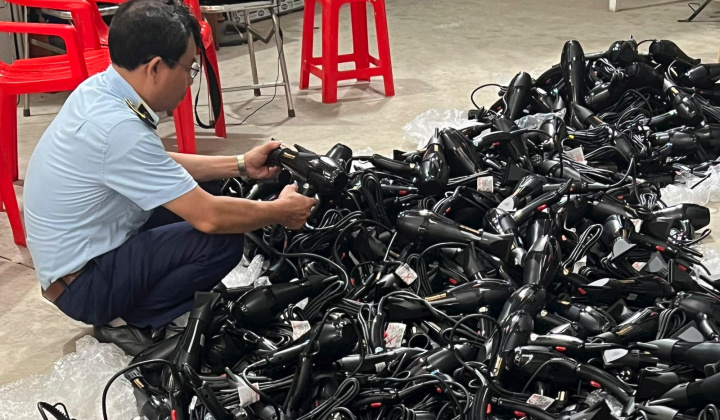 Quản lý thị trường Hà Nội: Tạm giữ 400 máy sấy tóc nghi giả nhãn hiệu Panasonic