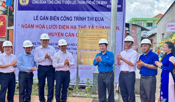 Công đoàn EVNHCMC gắn biển công trình ngầm hoá lưới điện hạ thế xã đảo Thạnh An, huyện Cần Giờ