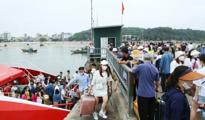 Ưu tiên cấp điện cho du lịch, khách ùn ùn kéo về Quảng Ninh