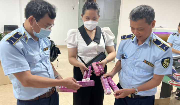 Kinh doanh thực phẩm giả trên mạng xã hội, 2 bị can bị khởi tố