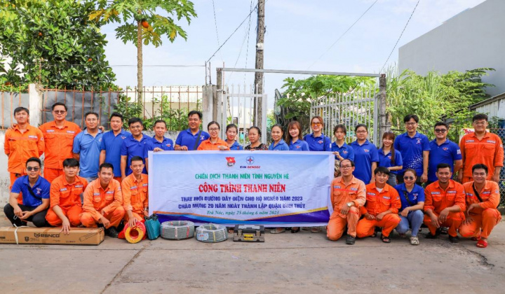 Đoàn Thanh niên EVNGENCO2 nâng cấp hệ thống điện cho các hộ gia đình khó khăn