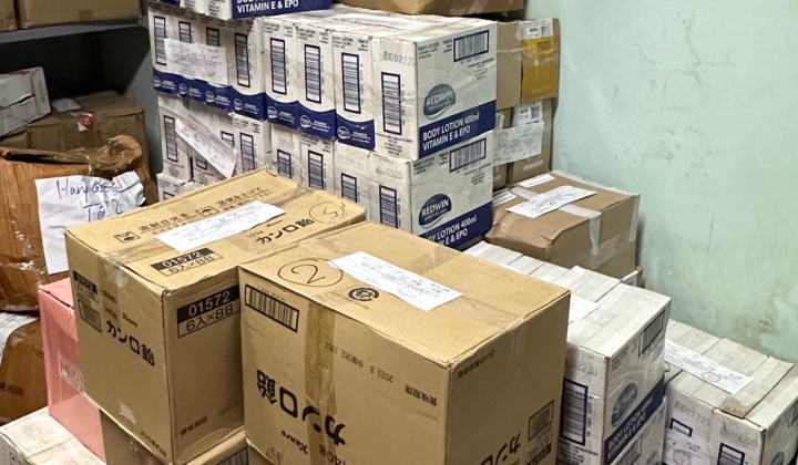 Hà Nội: Phát hiện số lượng lớn thực phẩm, mỹ phẩm có dấu hiệu nhập lậu