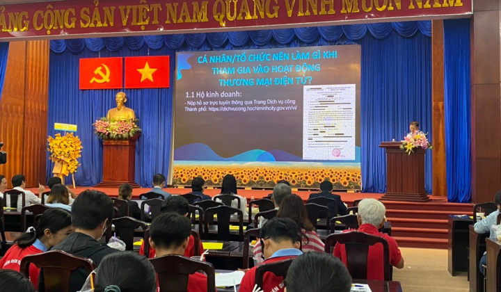 Gần 300 tiểu thương ký cam kết và được tuyên truyền pháp luật về thương mại điện tử