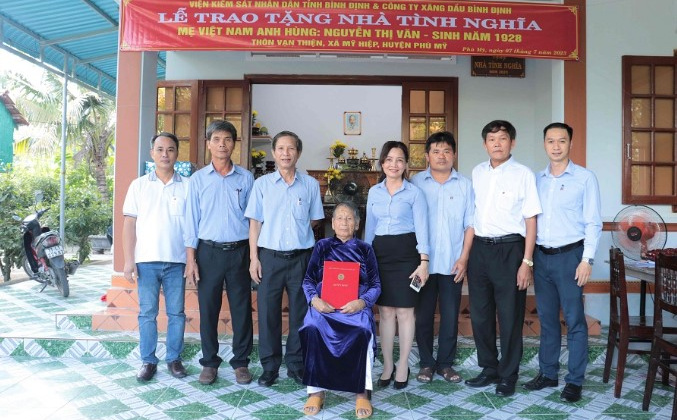 Petrolimex Bình Định trao tặng Nhà tình nghĩa cho Mẹ Việt Nam Anh hùng