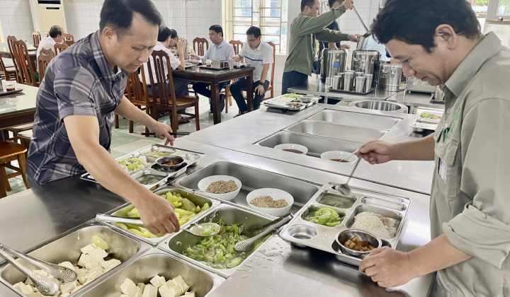 "Đột nhập" bếp ăn tự chọn của công nhân Supe Lâm Thao