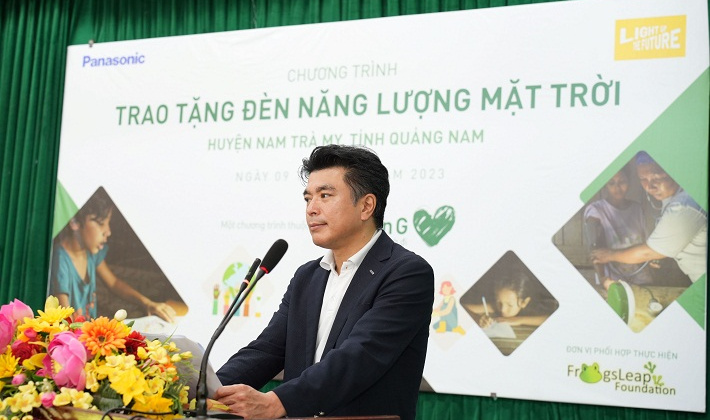 Panasonic:  Tài trợ đèn năng lượng mặt trời cho các hộ khó khăn Quảng Nam