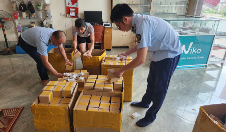 QLTT Thái Nguyên thu giữ 500 bộ phụ kiện điện thoại nhập lậu